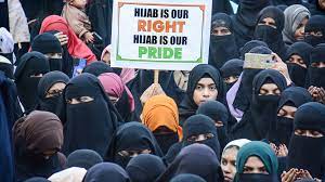 حجاب پہننا لازمی مذہبی عمل نہیں،کرناٹک ہائیکورٹ نے حجاب کیخلاف فیصلہ سنا دیا