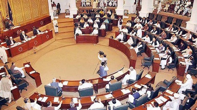 خیبرپختون خوا اسمبلی میں PP اور PTI اراکین میں ہاتھا پائی،” امریکہ کا جو یار ہے غدار ہے ” کے نعرے لگ گئے