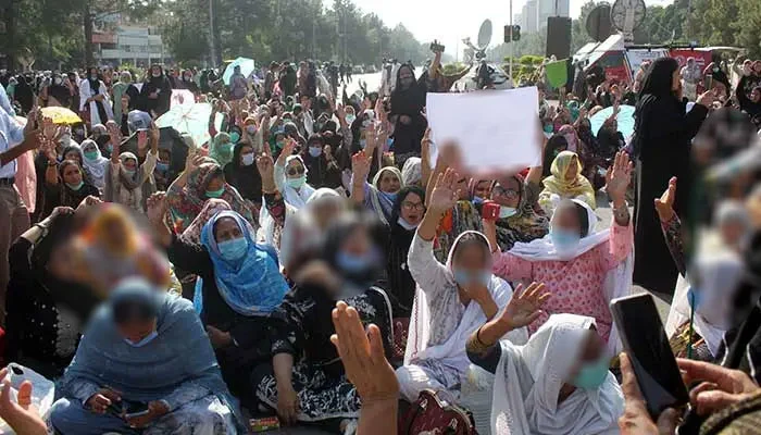 حکومتی فیصلوں پر مظاہرے  شروع ، کراچی میں بینک ملازمین کا ہفتے کی چھٹی ختم کرنے کیخلاف بھرپور احتجاج