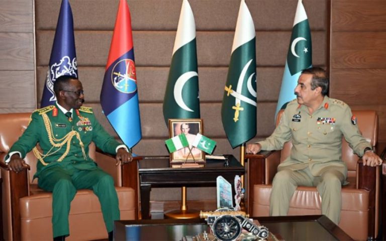   نائیجیرین مسلح افواج کے چیف آف ڈیفنس سٹاف جنرل لکی ایلوونی اونینیوچیا لیو ایرایبور  ن کی چیئرمین جوائنٹ چیفس آف سٹاف کمیٹی  جنرل ندیم رضا   سے ملاقات