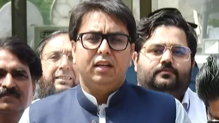 3 گھنٹے کی تکرار کے بعد شہباز گل گرفتار، بغیر وارنٹ گرفتار کیا گیا : شہباز گل کا موقف