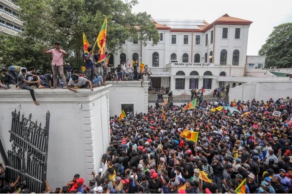 سری لنکا میں بد ترین معاشی بحران، حکومت کیخلاف احتجاج جاری ، درجنوں مظاہرین زخمی