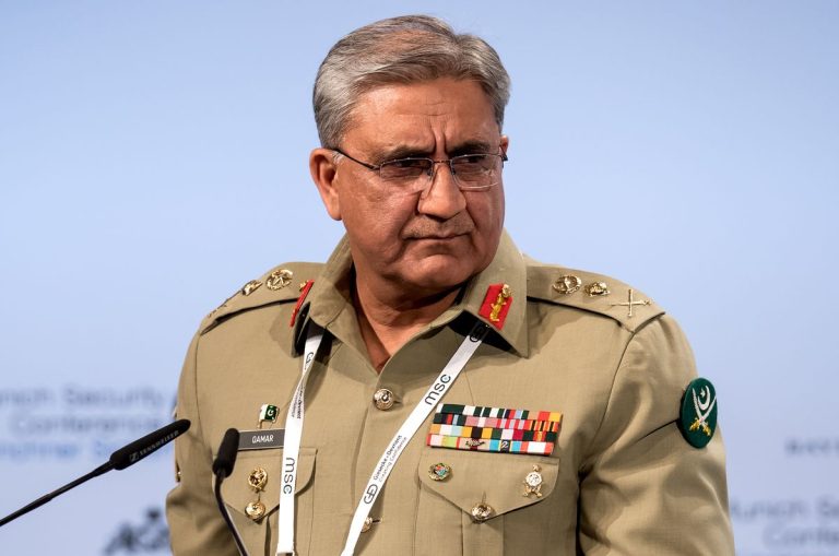 سیلاب زدگان کو تنہا نہیں چھوڑیں گے: آرمی چیف