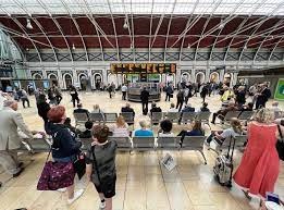 برطانوی معیشت کو دھچکے،ریلوے ملازمین  کی پھر پہیہ جام ہڑتال، نظام زندگی بری طرح متاثر