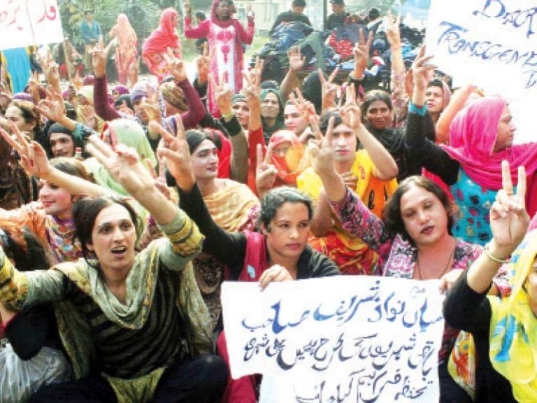راشن چاہیے توپہلے ناچ کر دکھاؤ۔۔۔۔گوجرانوالہ کےسرکاری دفتر میں غریب خواجہ سرا سے نازیبا حرکات  ، کلرک گرفتار