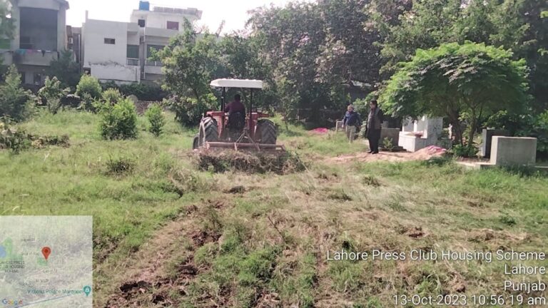 پارکس اینڈ ہارٹی کلچر اتھارٹی کی صحافی کالونی ہربنس پورہ کے قبرستان میں صفائی مہم