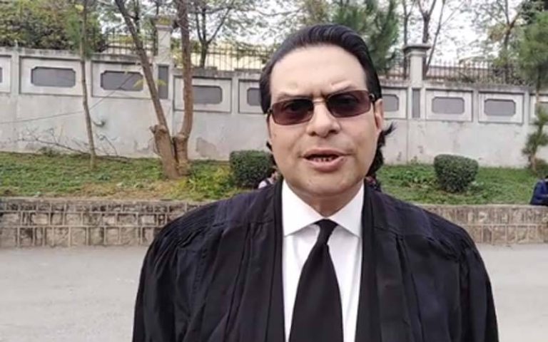 کچھ لوگوں کو پی ٹی آئی کا لبادہ پہناکر ٹوئٹس کروائی جاتی ہیں، نیا انکشاف